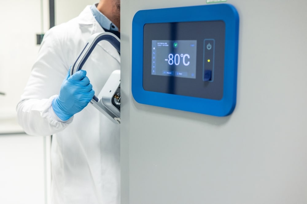 Scientist,Wearing,Sterile,Blue,Gloves,And,White,Lab,Coat,Opening